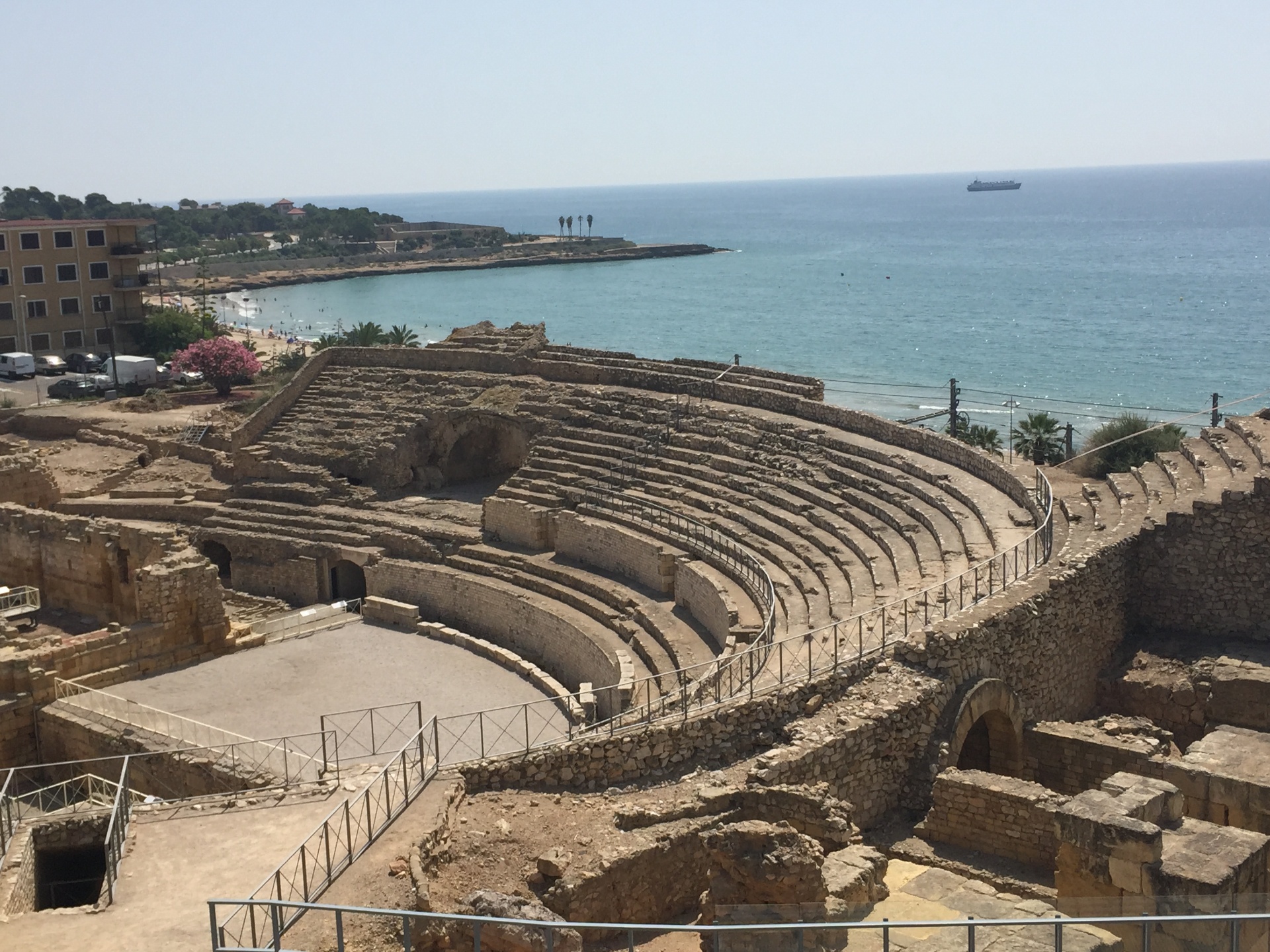 Anfiteatro romano de Tarragona junto al mar Mediterráneo